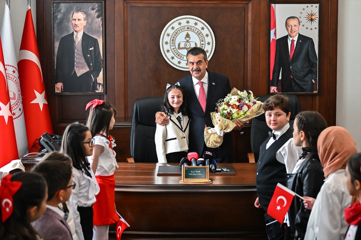 Bakan Tekin koltuğunu Irmak'a devretti