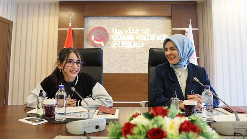 Bakan Göktaş, koltuğunu şehit kızı Elif Naz'a devretti