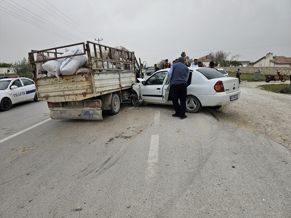 Otomobille kamyonet çarpıştı
