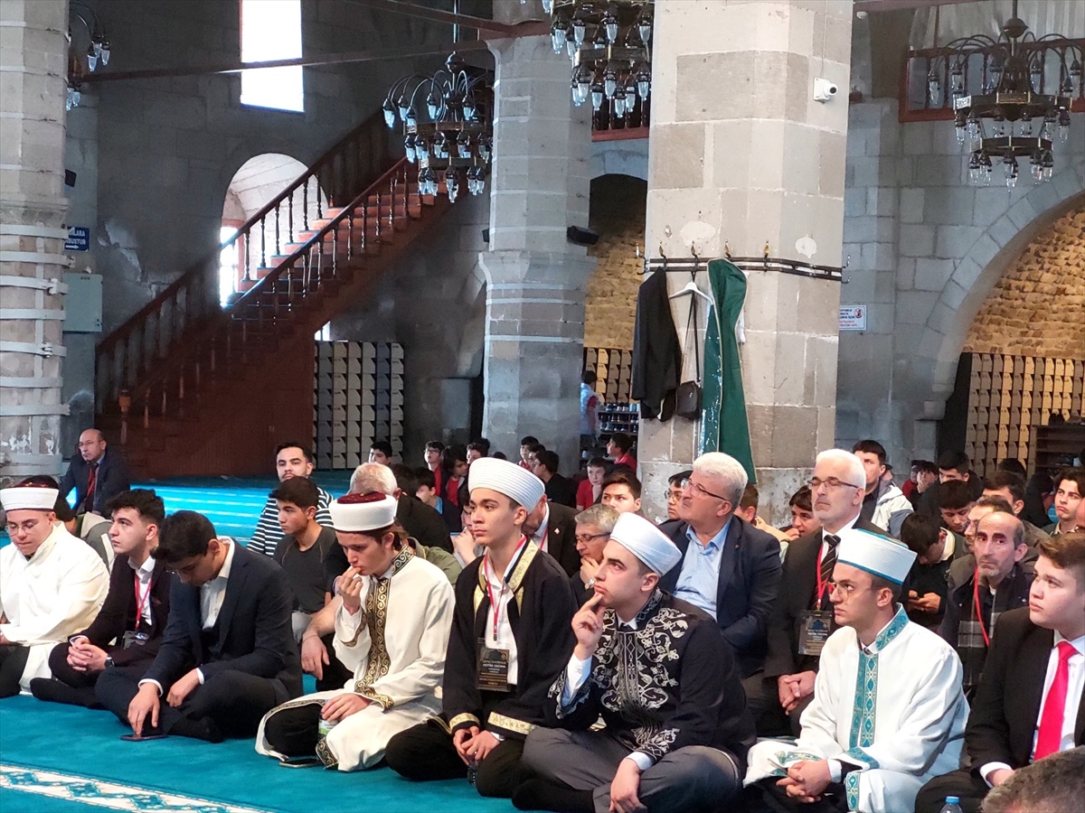 Genç hatipler hutbe okumak için yarıştı