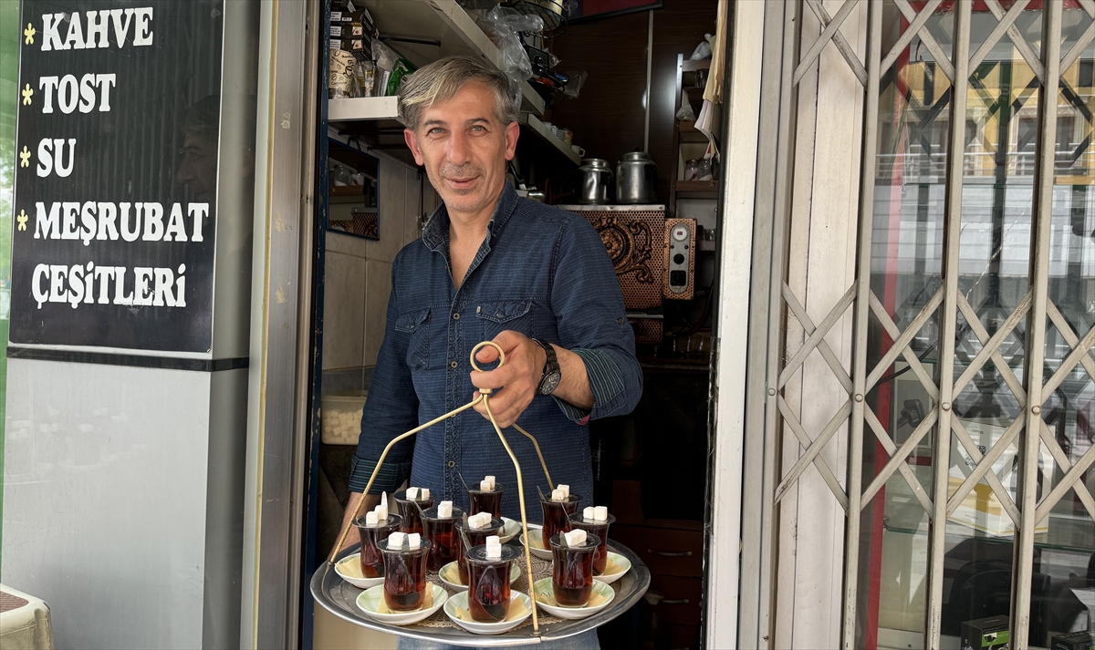 20 yıldır ekmeğini çaydan çıkarıyor