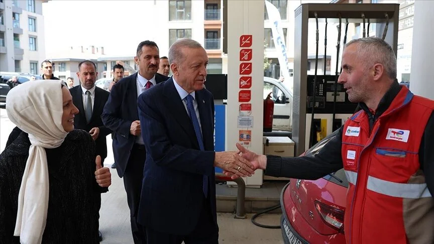 Erdoğan akaryakıt istasyonu çalışanlarını ziyaret etti