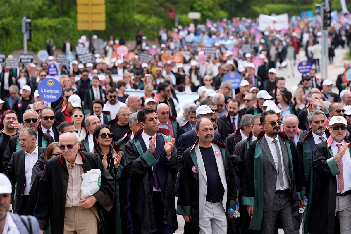 Avukatlar miting düzenledi