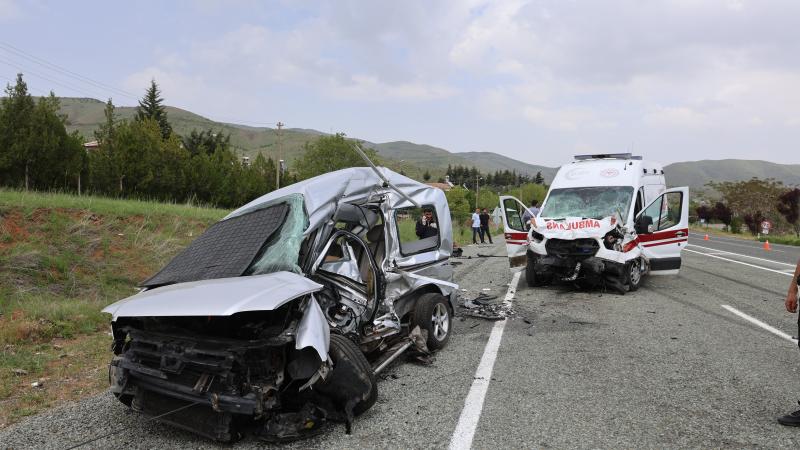 Ambulans ile hafif ticari araç çarpıştı