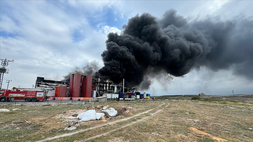 Atık yağ geri dönüşüm fabrikasında yangın
