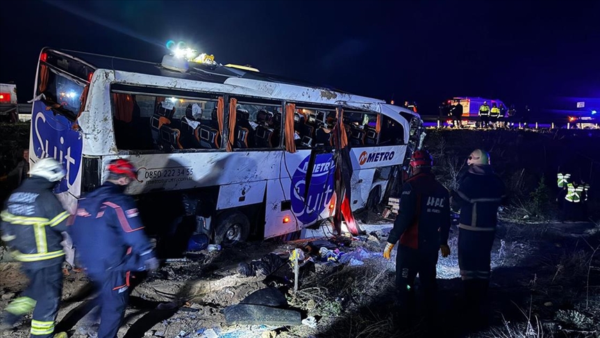 Yolcu otobüsü devrildi