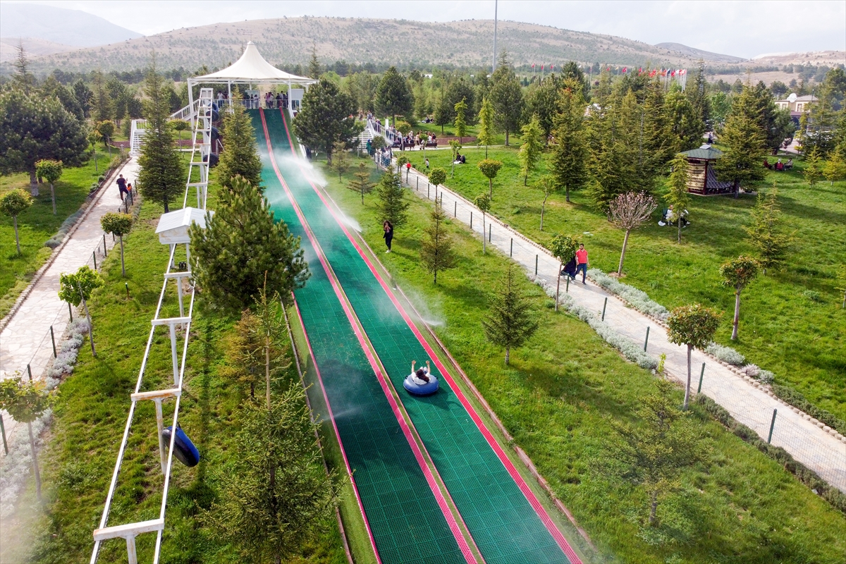 Millet Bahçesi'nde çim kızağı heyecanı
