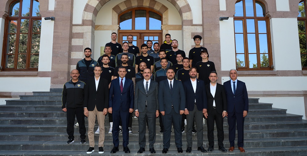 Başkan Altay oyuncuları tebrik etti