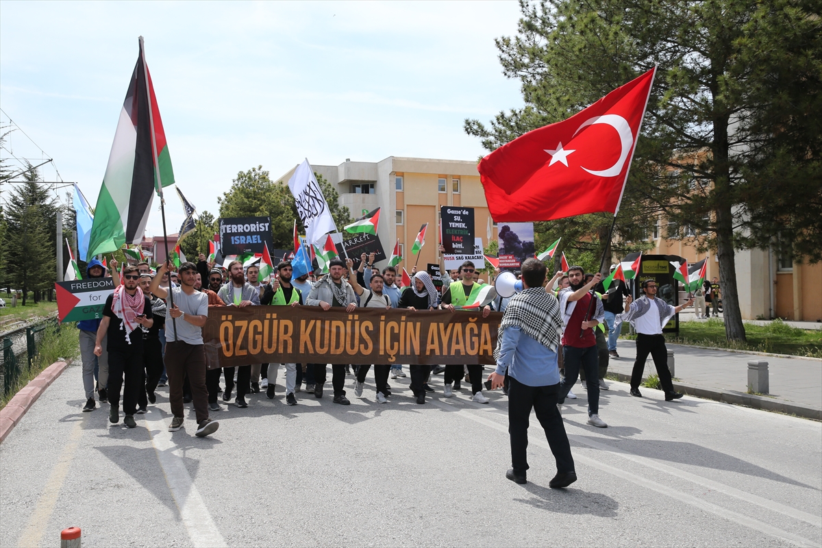 Öğrenciler İsrail'i protesto etti