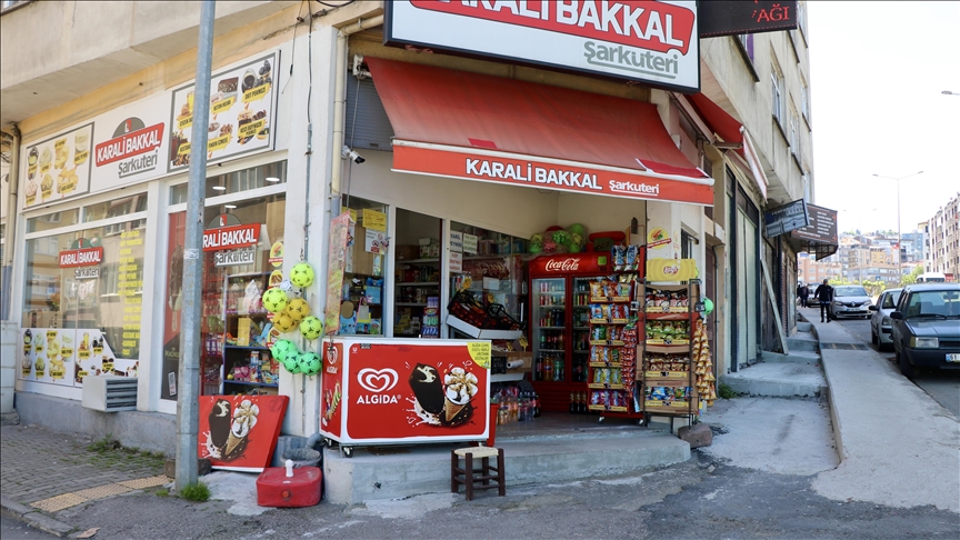 Karga cips paketini alıp gitti
