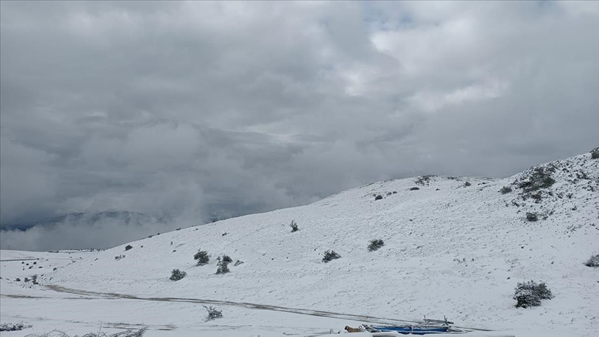 Çorum'un yüksek kesimlerine kar yağdı
