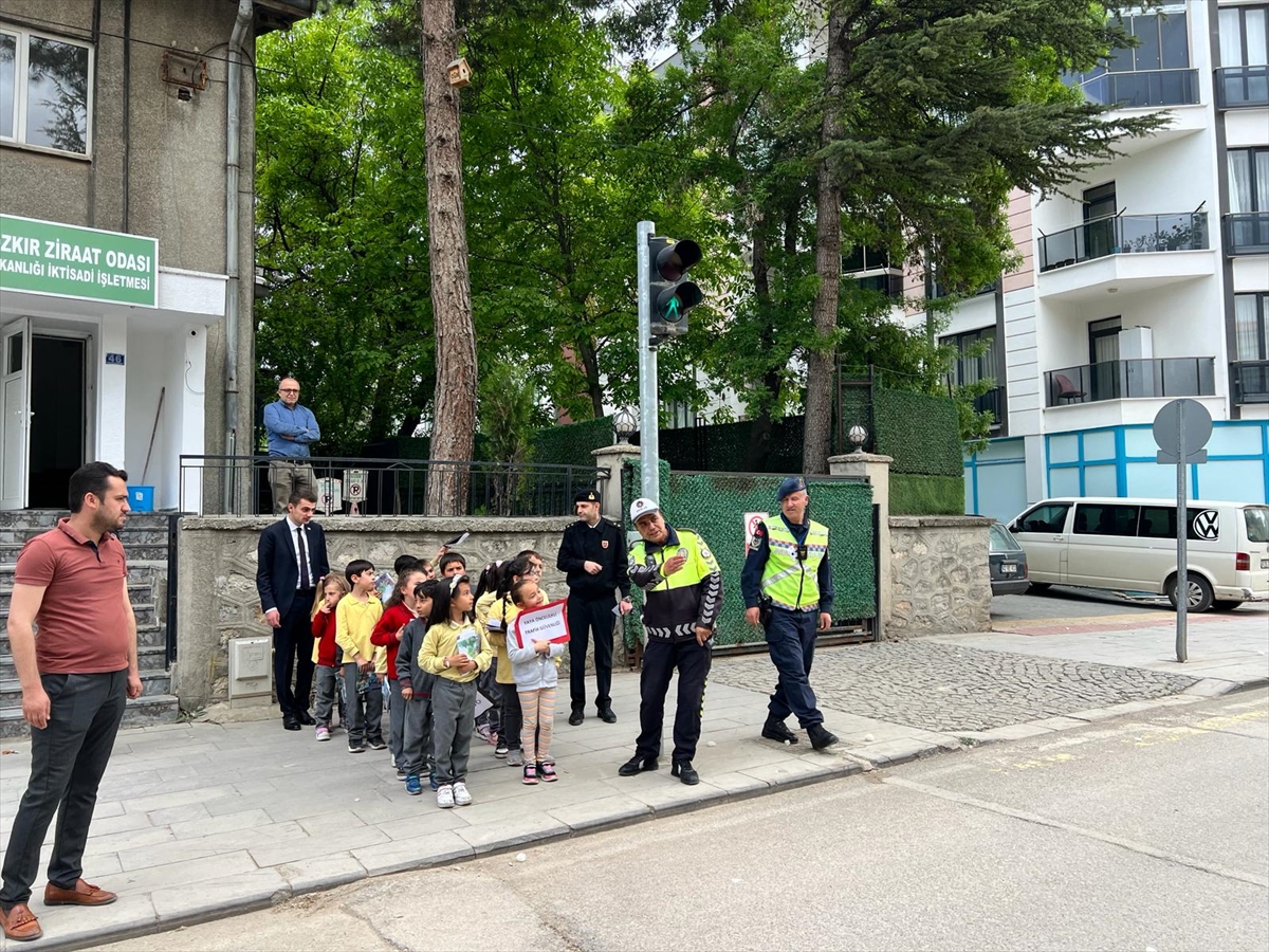 Öğrencilere uygulamalı trafik eğitimi