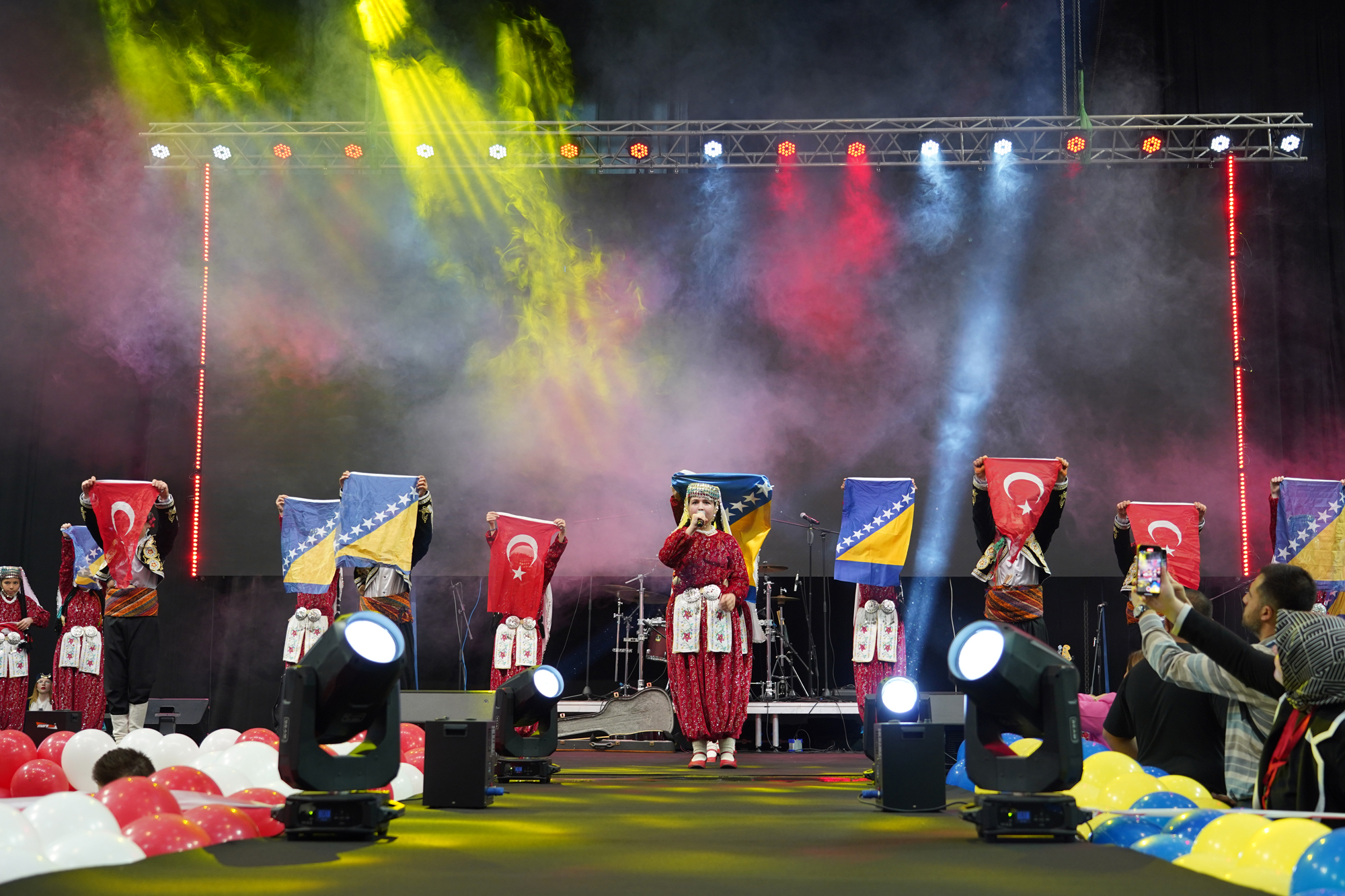 Halk oyunları ekibi Bosna Hersek'te sahne aldı