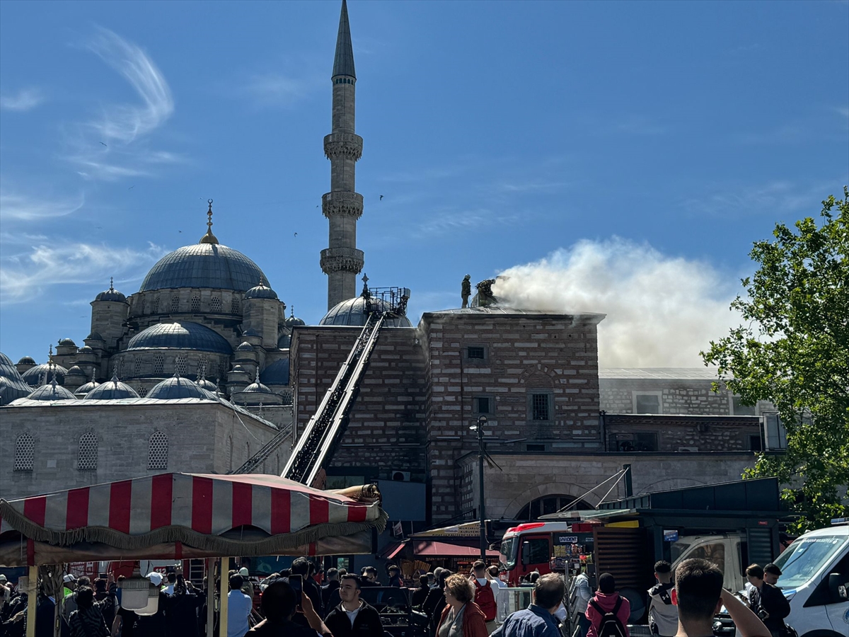 Tarihi Mısır çarşısında yangın