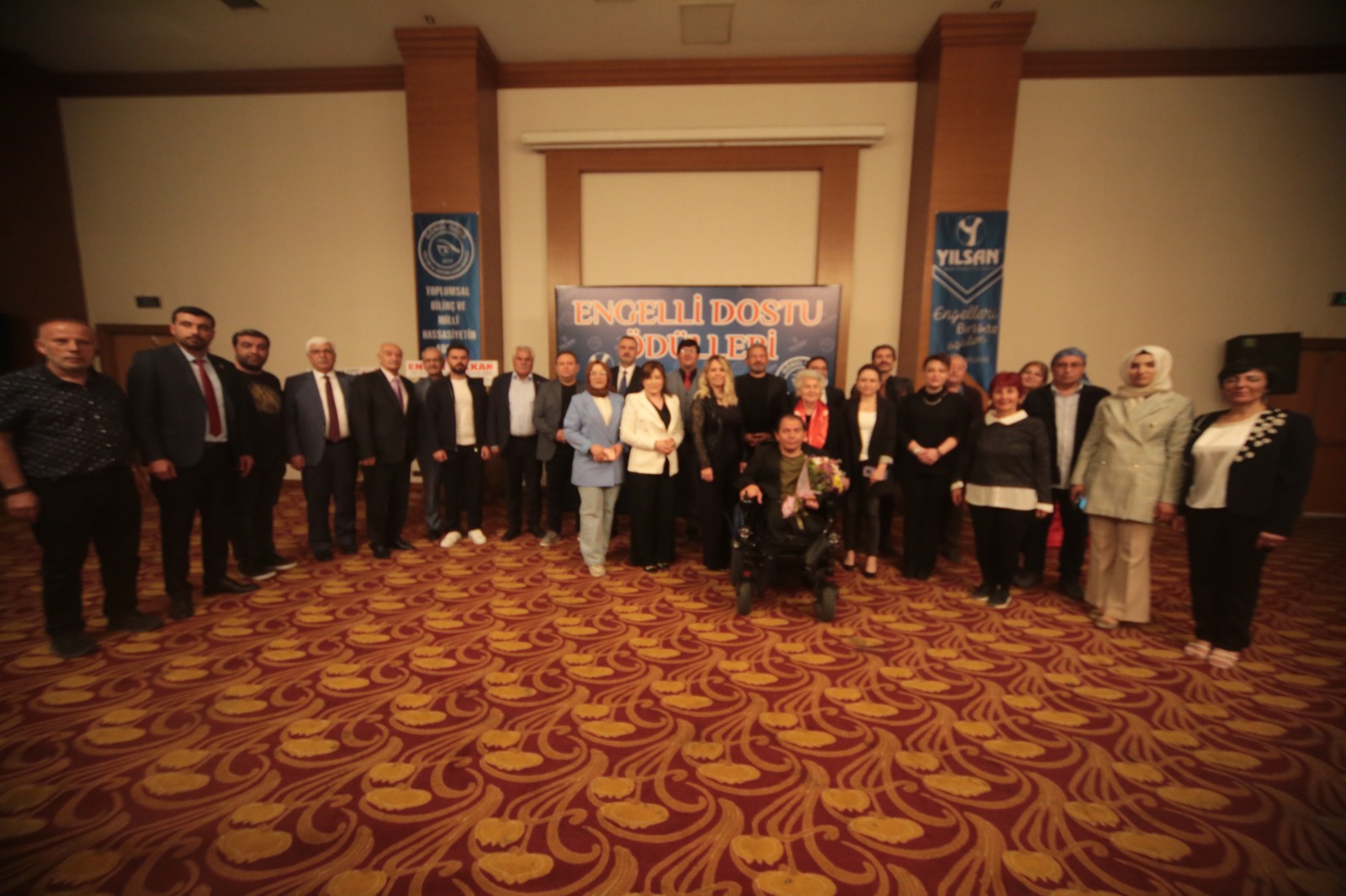 Engelli dostları ödüllerini aldı