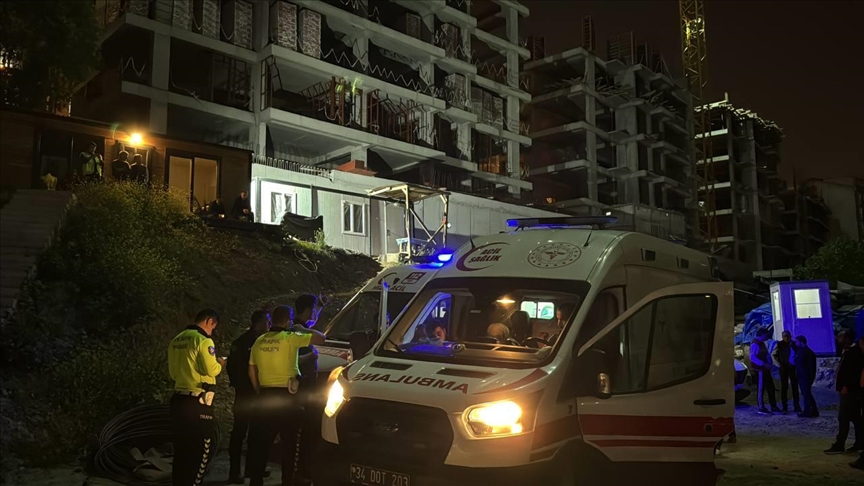 Otomobil inşaat alanına düştü