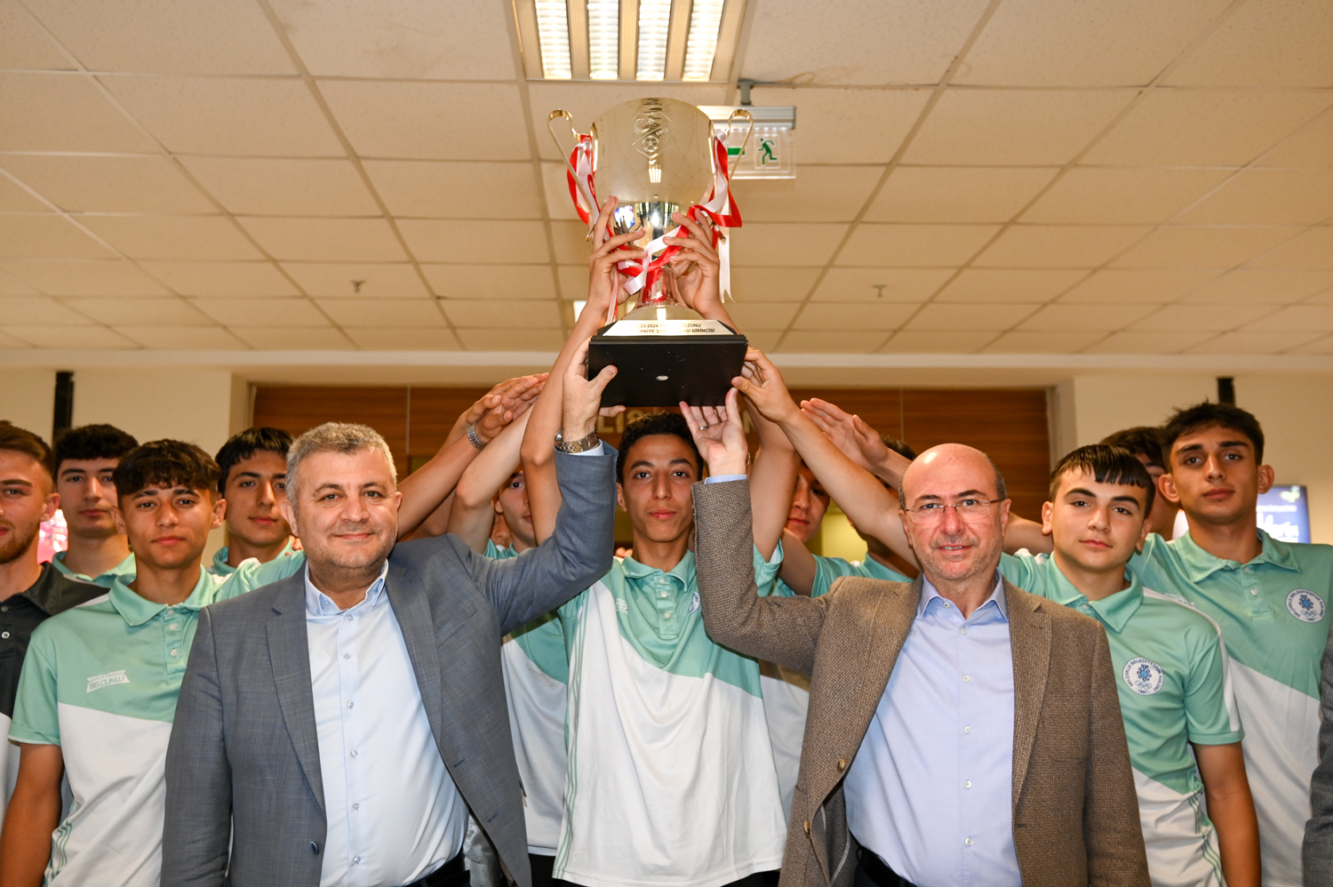 Kupayı birlikte kaldırdılar