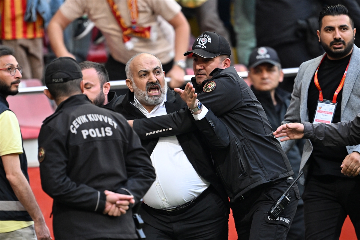 Kayserispor Başkanı sahaya girdi