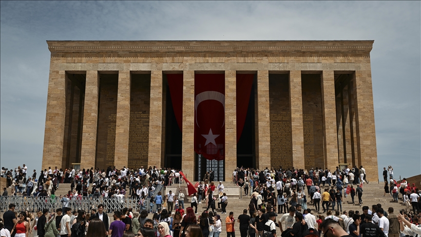 Anıtkabir 220 bini aşkın ziyaretçiyi ağırladı