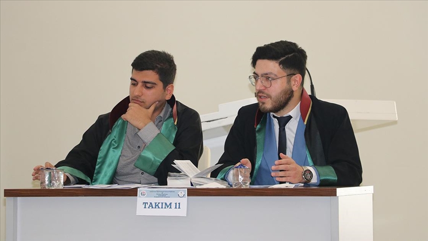 Kurgusal davalarla uygulamalı ders görüyorlar