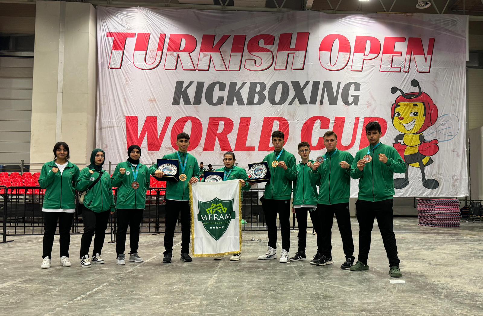 Kick boksçulardan madalya şov