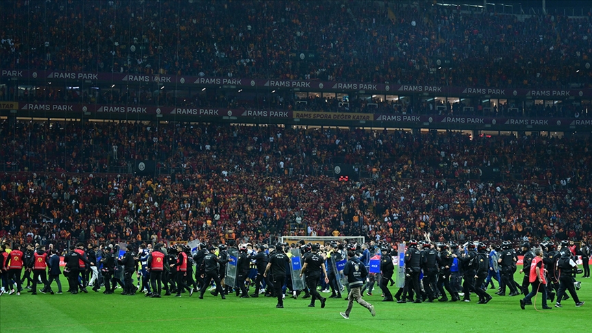 Derbide 35 taraftara yasal işlem