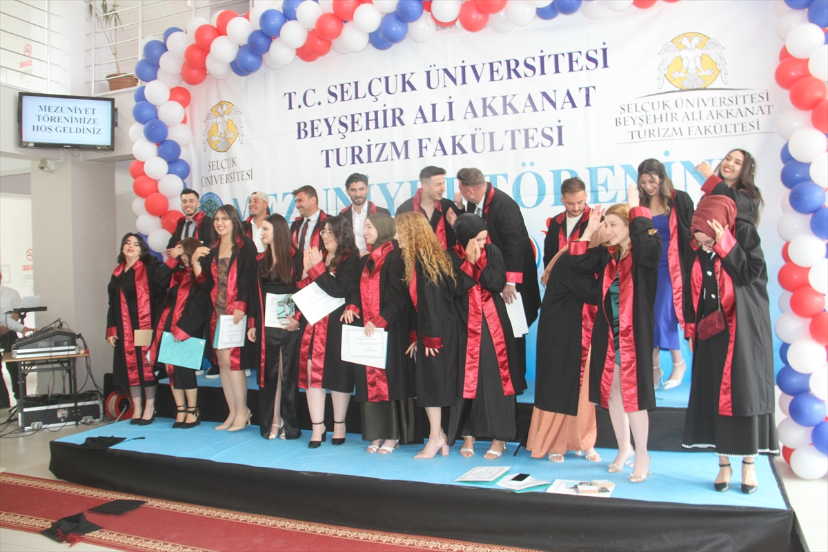 Fakültede mezuniyet coşkusu
