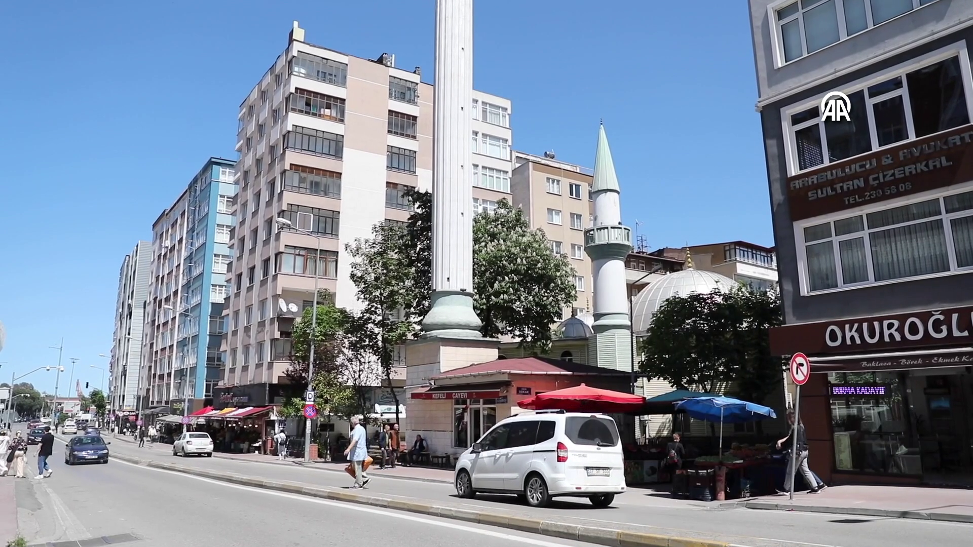 Çay ocağının üzerinde cami minaresi