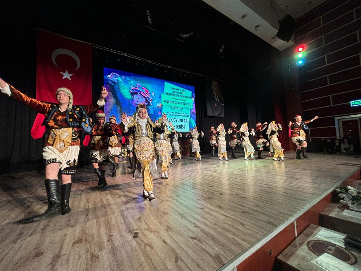 Akşehir'de halk oyunları gösterisi düzenlendi