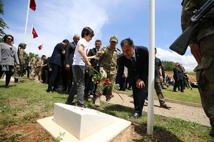 Bingöl'de şehit edilen silahsız 33 asker anıldı