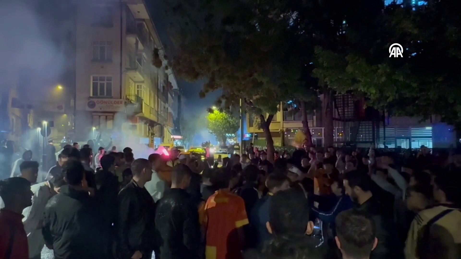 Galatasaraylılar şampiyonluğu kutladı