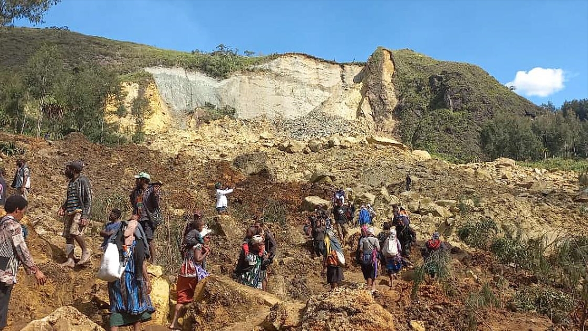 Binlerce kişi toprak altında kaldı