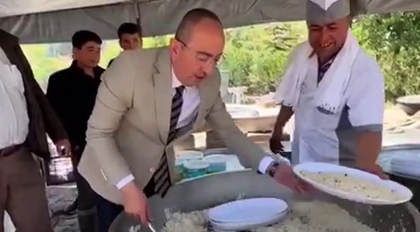 Başkan pilav kazanının başına geçerse...