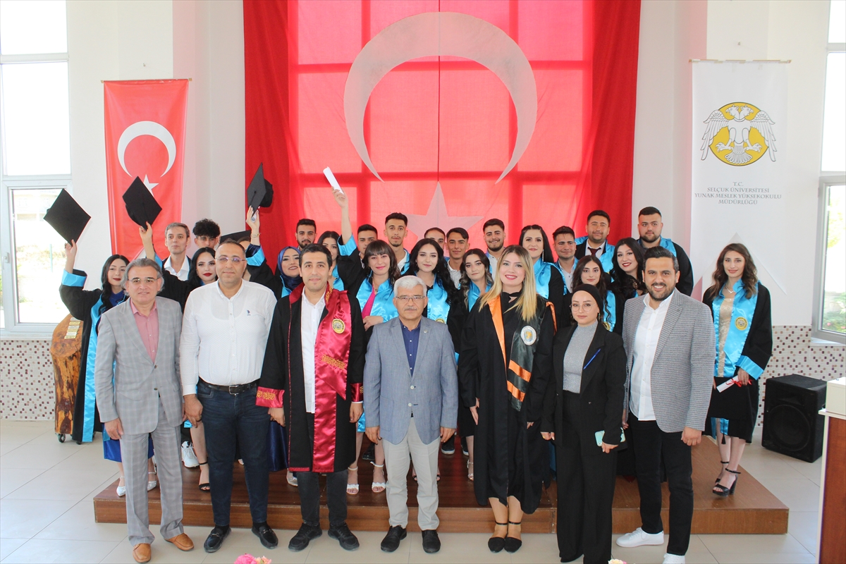 Yunak Meslek Yüksek Okulu'nda mezuniyet heyecanı