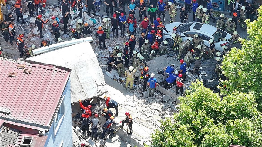 İstanbul'da bina çöktü: 1 ölü 8 yaralı