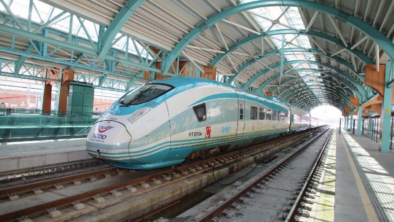 Tren hatlarına ilave seferler konuldu