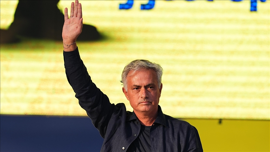 Jose Mourinho, Fenerbahçe'nin teknik direktörlüğünü üstlendi