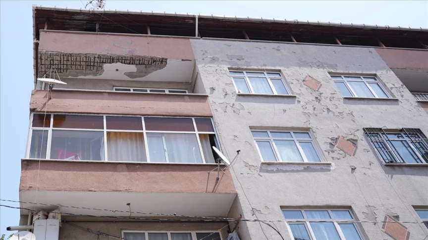 Sıvaları dökülen bina boşaltıldı