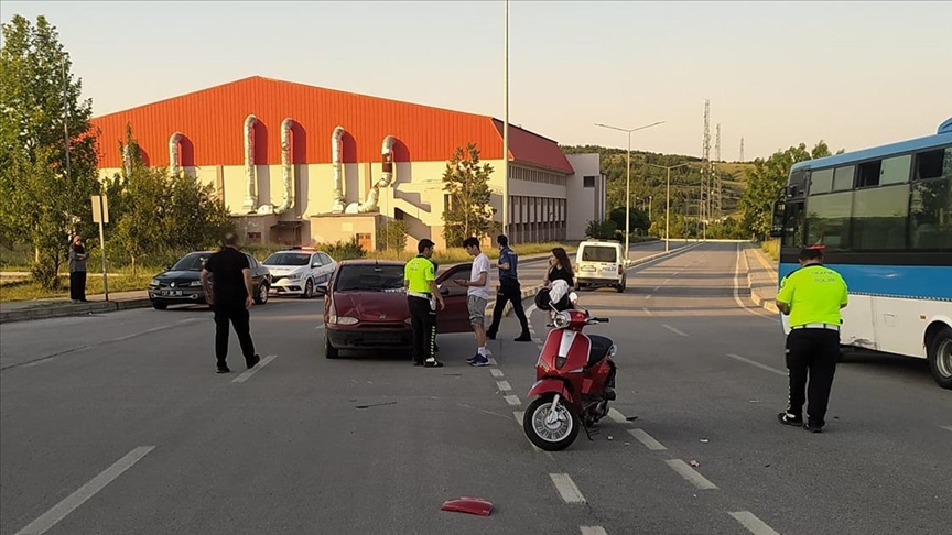 Köpeklerden kaçarken otomobille çarpıştılar