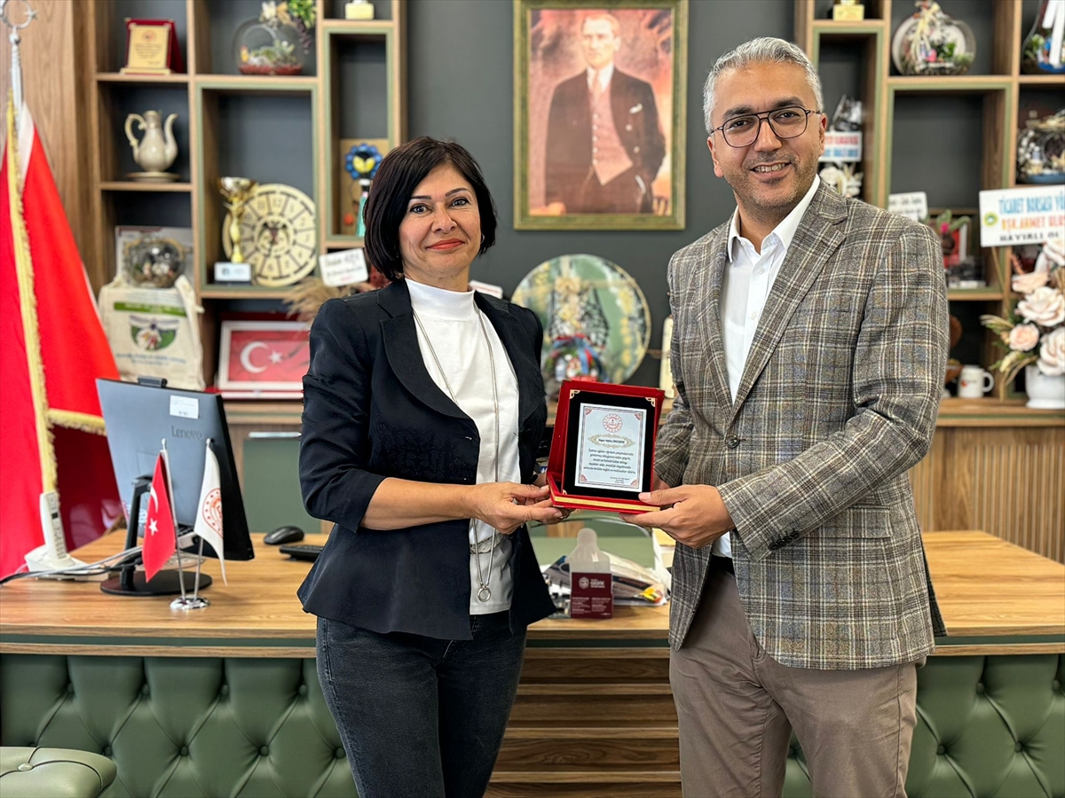 Emekli öğretmenler plaketle ödüllendirildi