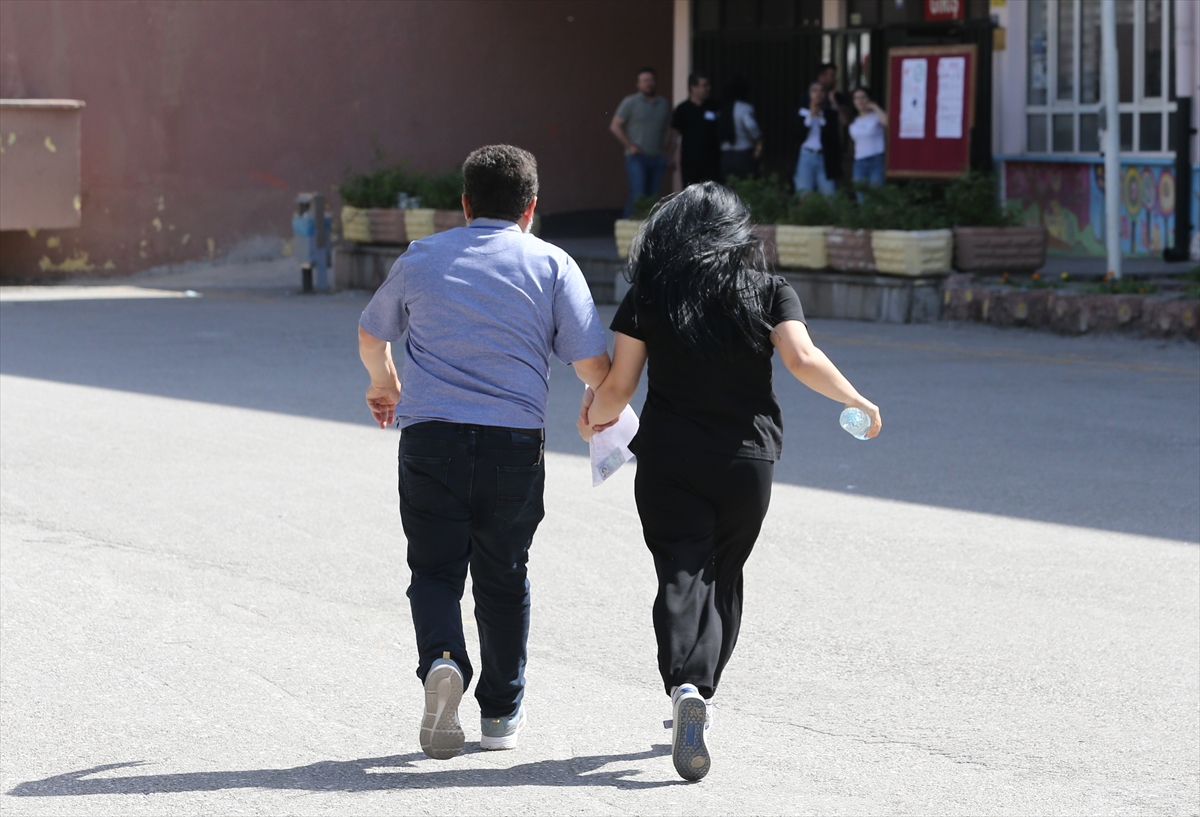 YKS'de ilk oturum sona erdi