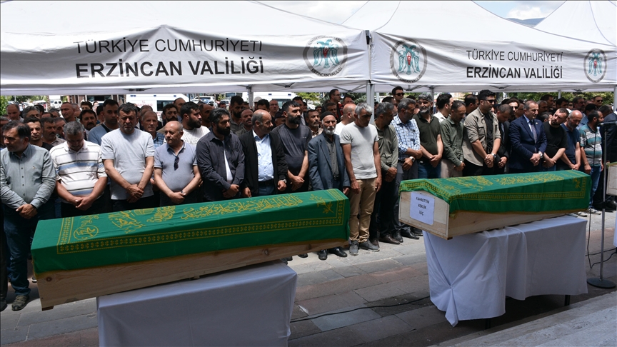 Toprak altından çıkan işçilere cenaze töreni düzenlendi