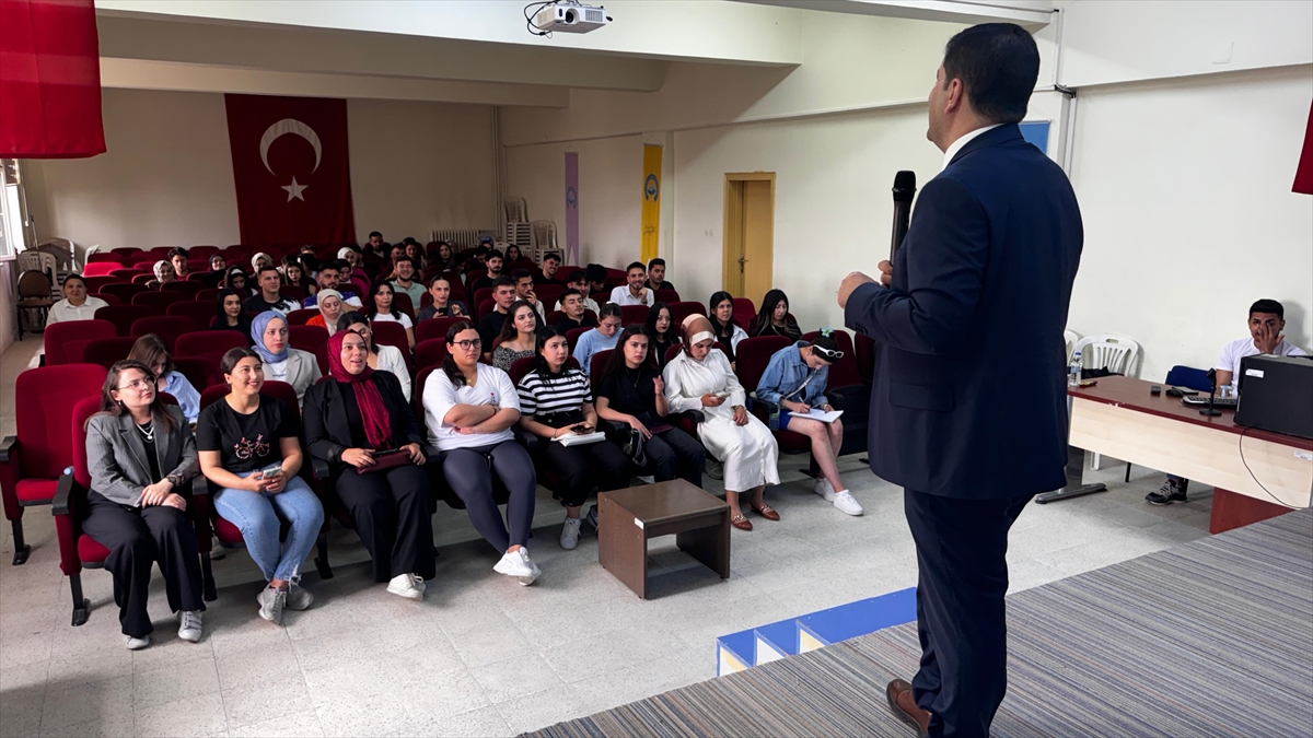 Kaymakam MYO'da derslere giriyor