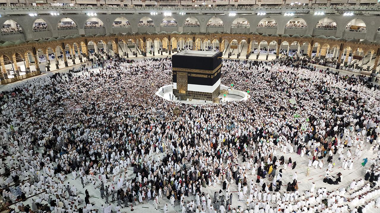 Kabe'den canlı yayın yapan hacı adaylarına uyarı