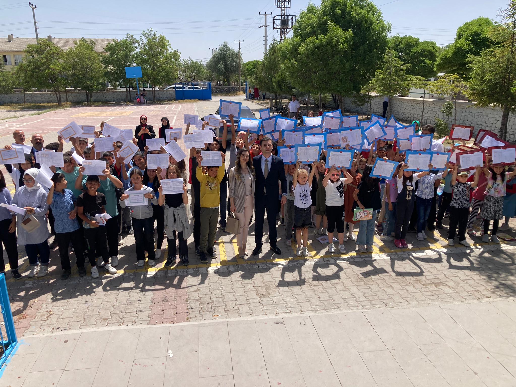 Emirgazili öğrencilerin karne heyecanı