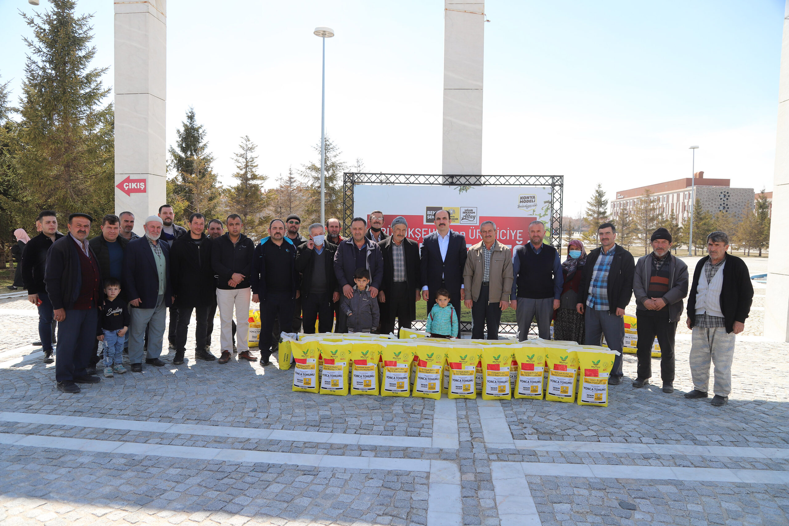 Konyalı çiftçilere yonca tohumu desteği