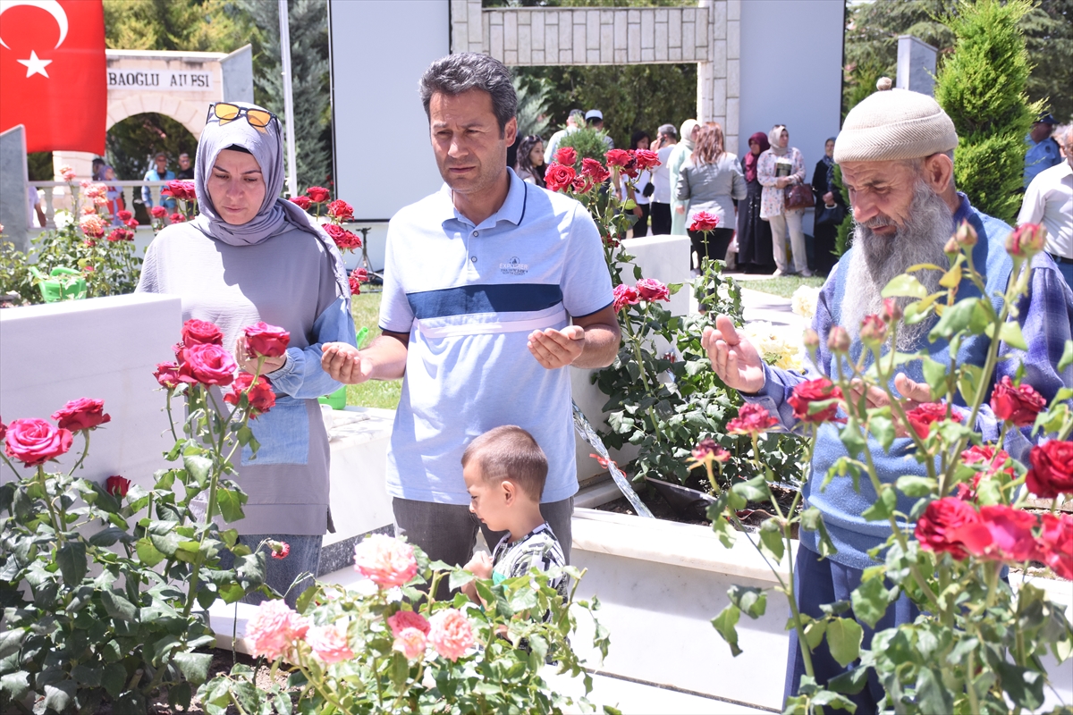 Şehitlikler ziyaret edildi