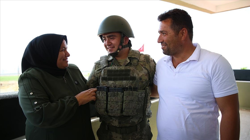 Nöbet tutan askere sürpriz ziyaret