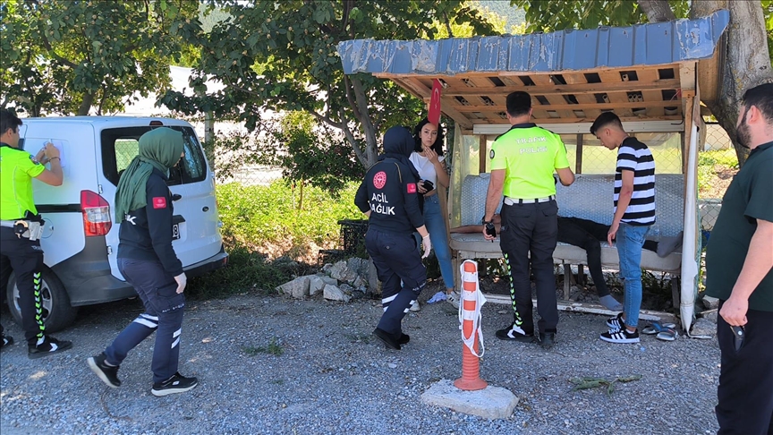 Köpeklerden kaçarken motosikleti devirdiler