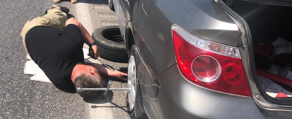 Kadın sürücünün yardımına polis yetişti